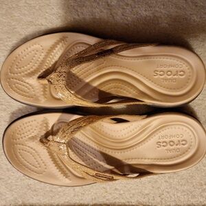 Crocs Capri V  Sandals 6 Flip-Flops Comfort Gold Metallic Snake Thongs like new